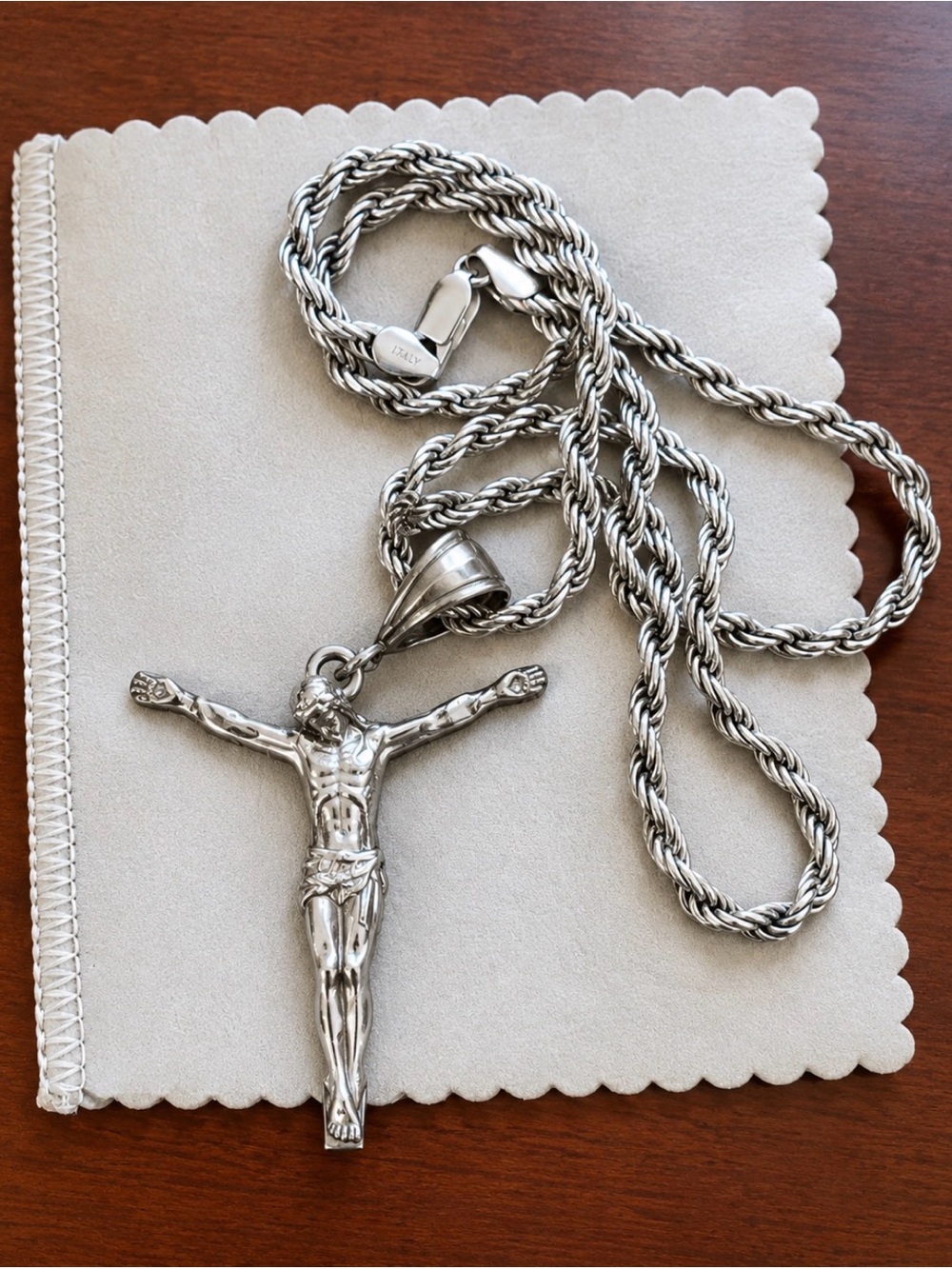 .925 Sterling Silver Crucifix Pendant & 20inch Necklace. Beautiful made in Italy